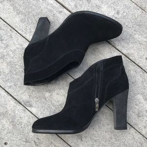 Lovely Crown Vintage Black Suede Heeled Booties